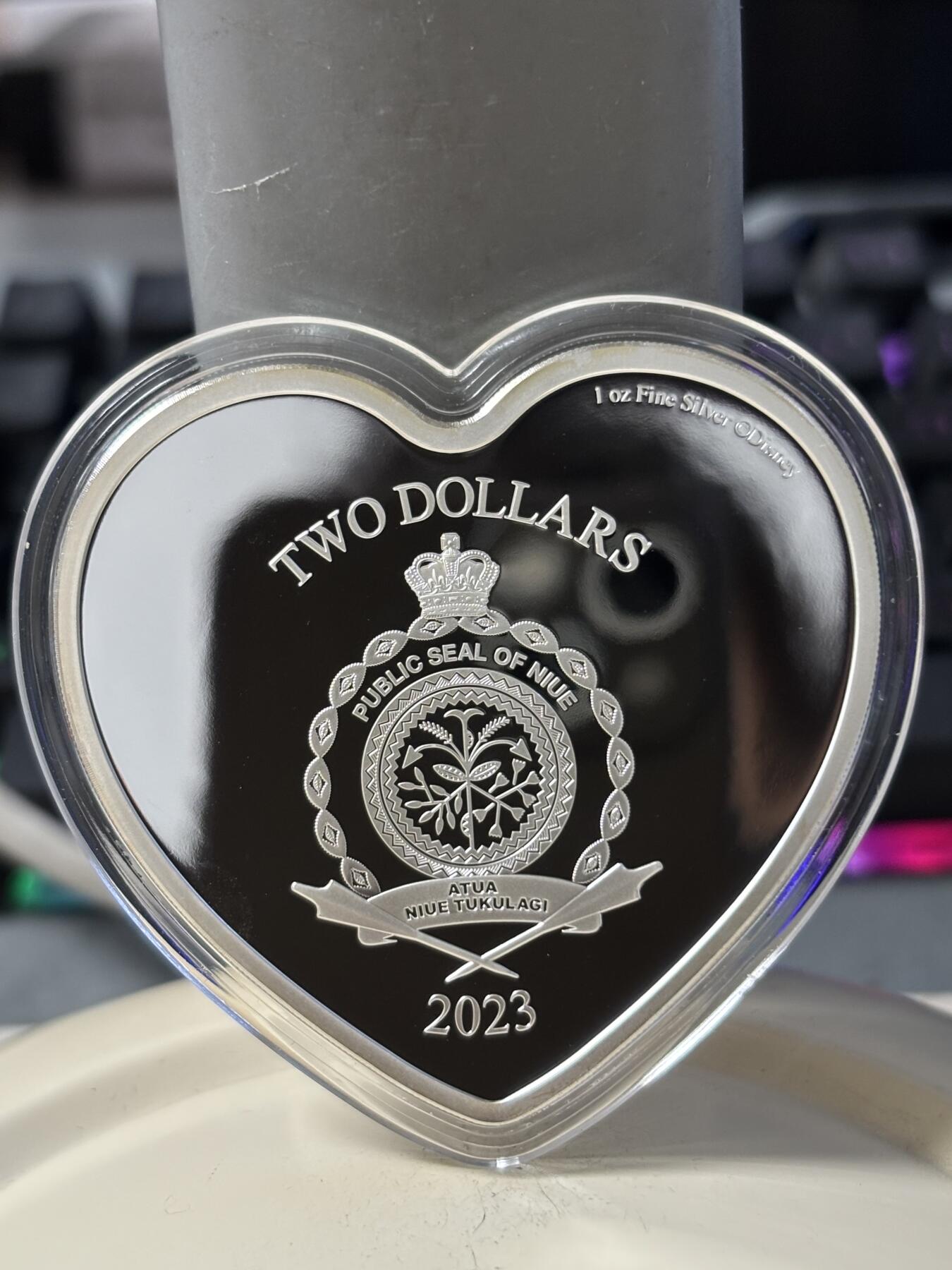 第197期拍卖 纽埃2023年迪斯尼爱情系列米奇和米妮心形彩色1盎司纪念银币，999银。发行3000枚