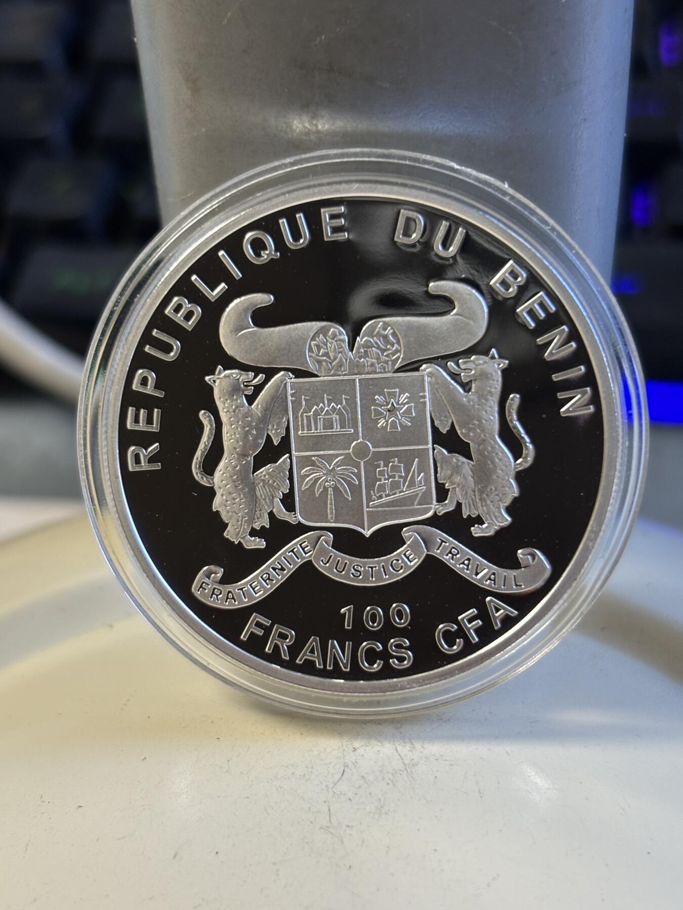 第197期拍卖 贝宁2011美丽的情人红玫瑰带香味合金彩色镀银币，铜镍镀银，27克，发行2500枚