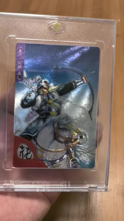 卡牌限时032期专场（18号晚20点截拍） 99版小浣熊水浒卡硬面闪卡，小李广花荣，超高品相，目测无瑕疵，市场价上千元。小浣熊水浒卡里面的天花板卡之一。送进口卡砖。（起拍价500元）