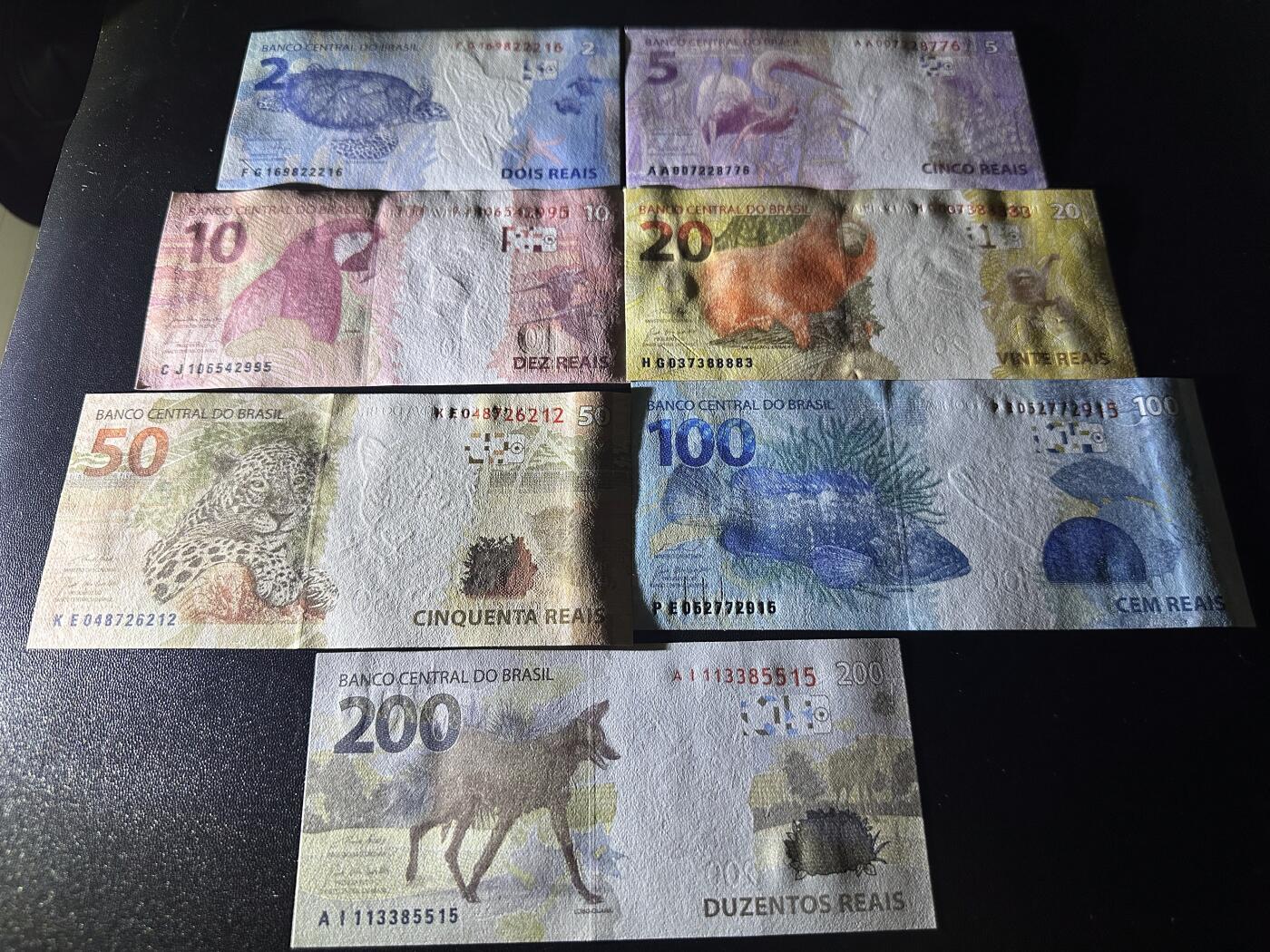 《外钞收藏家》第六百二十六期（精品场）（长期征集拍品、欢迎藏友们联系合作） 巴西新版2-200雷亚尔7张一套（5与200是AA字冠，有多张号码不错）	UNC