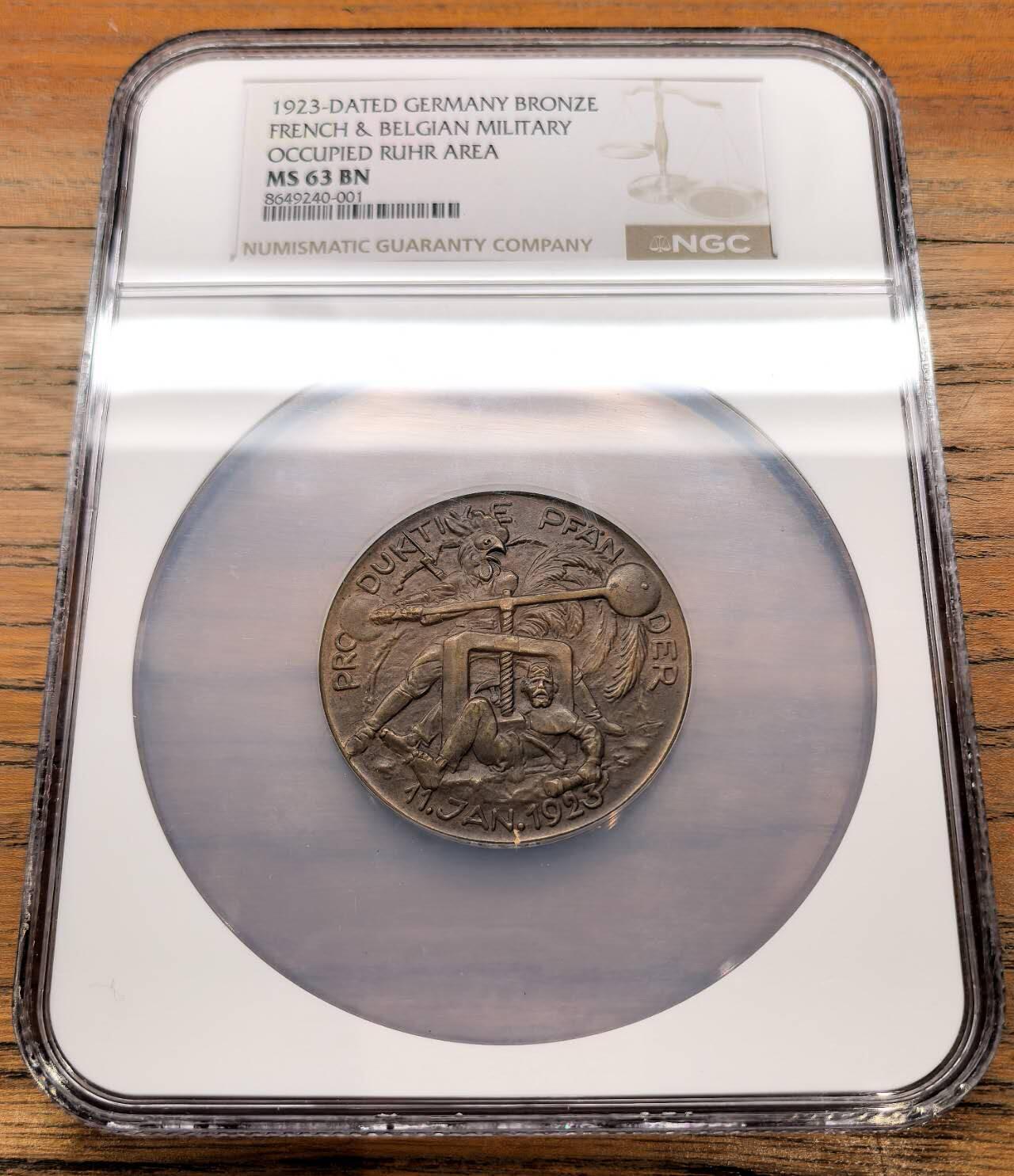 凡希社世界钱币微拍第三百二十二期 1923德国鲁尔区被法比联军占领主题大铜章NGC-MS63，1923年1月，法国与比利时以德国未履行《凡尔赛条约》赔款义务为由，出兵占领德国工业核心鲁尔区，引发鲁尔危机。德国政府发起“消极抵抗”政策，导致鲁尔区经济瘫痪，进一步加剧德国恶性通货膨胀（1923年马克汇率跌至1美元兑4.2万亿马克），该铜章是这一历史事件的实物见证。
