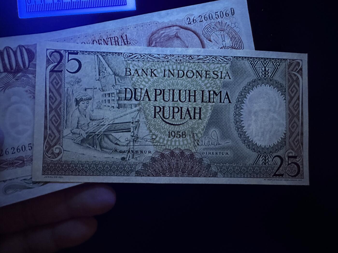 《外钞收藏家》第六百二十六期（精品场）（长期征集拍品、欢迎藏友们联系合作） 印尼、阿根廷、阿尔及利亚 4张一起 有新有旧 品相如图