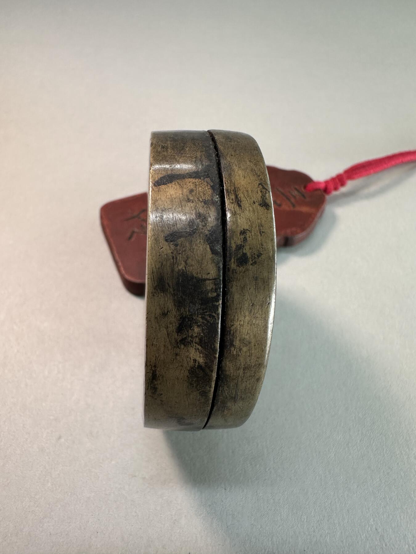 清代晚期 铜墨盒 圆形手工刻诗文 文房铜器 全品无修 直径5.6cm