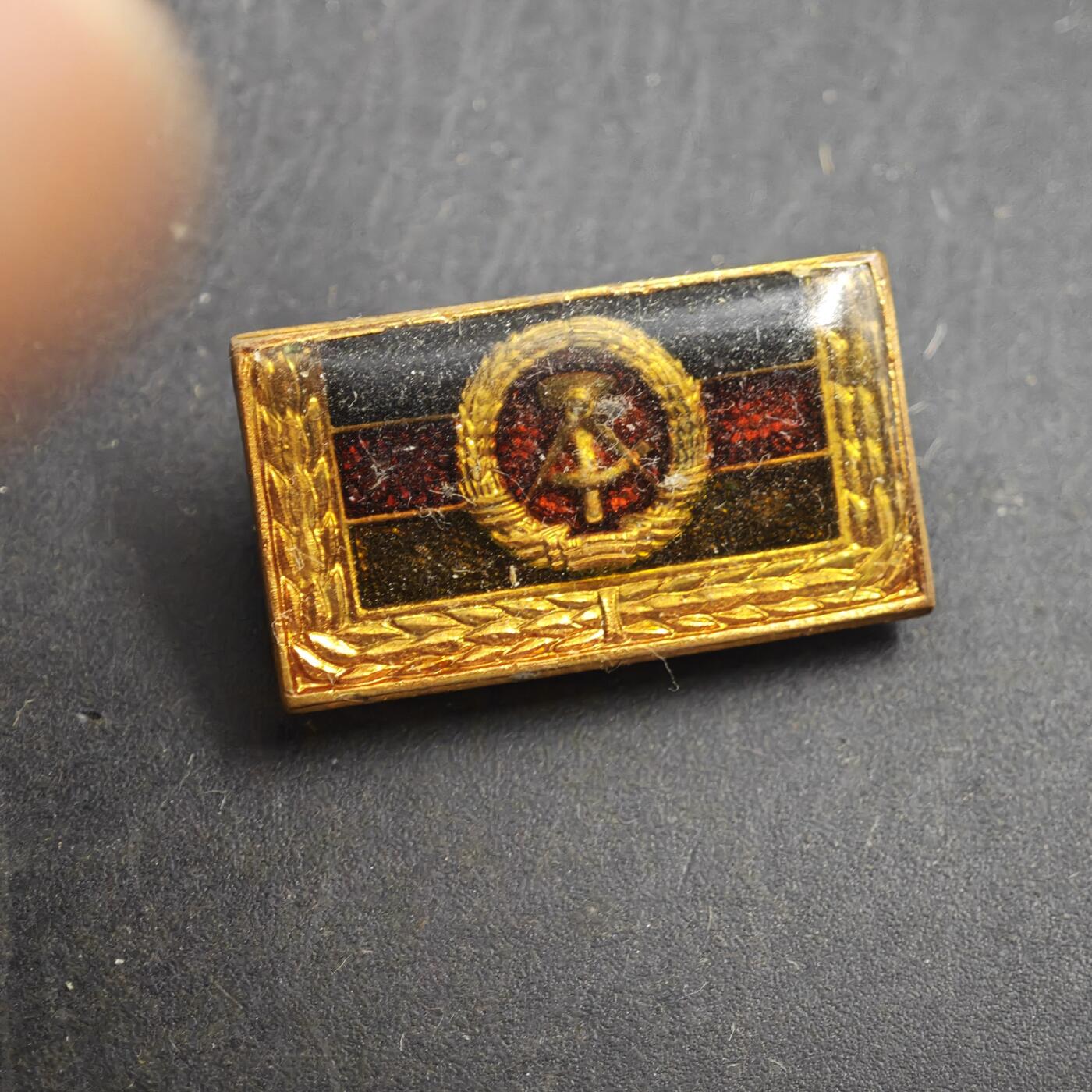 4月11日结束，成斌徽章钱币专场 民主德国略章