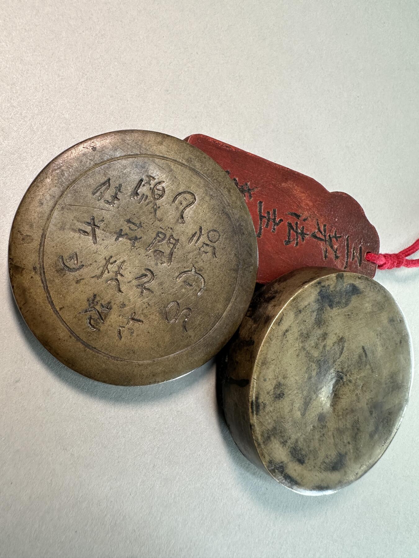 清代晚期 铜墨盒 圆形手工刻诗文 文房铜器 全品无修 直径5.6cm