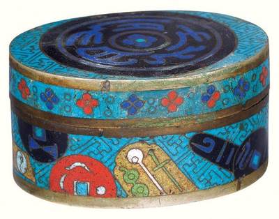 中贸圣佳2026四季・迎春拍卖会 六盈堂藏泉 钱币 证章 卡牌专场 - 珐琅彩钱文博古盒 长46.1mm；H:39.1mm