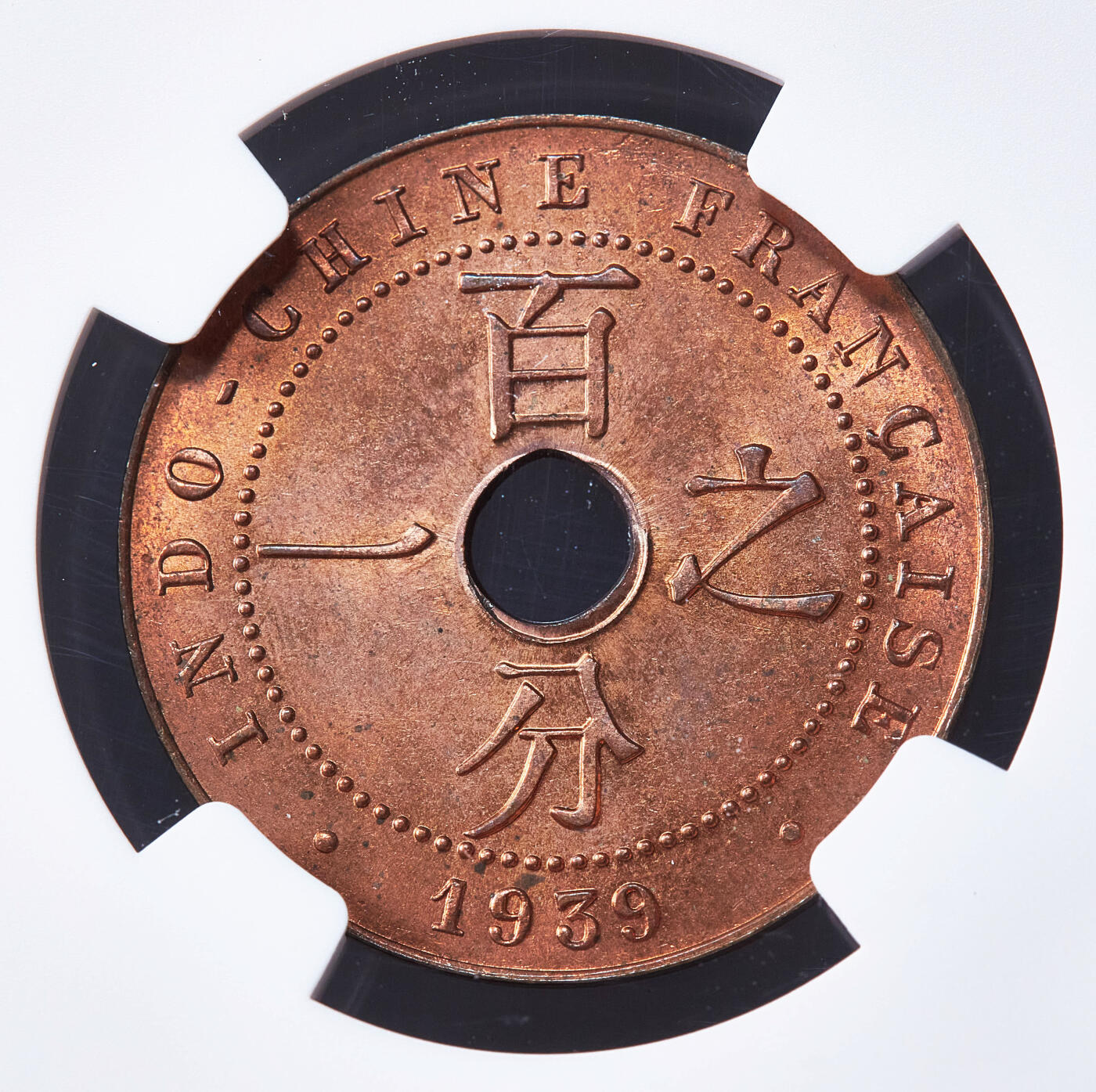 【俄甄集藏】满园春色-2026年(051)04-22星期三 晚 19:30 全场包邮 法属印度支那1939年A版中孔百分之一（1分）铜币，NGC MS64RB，原铜光，转光