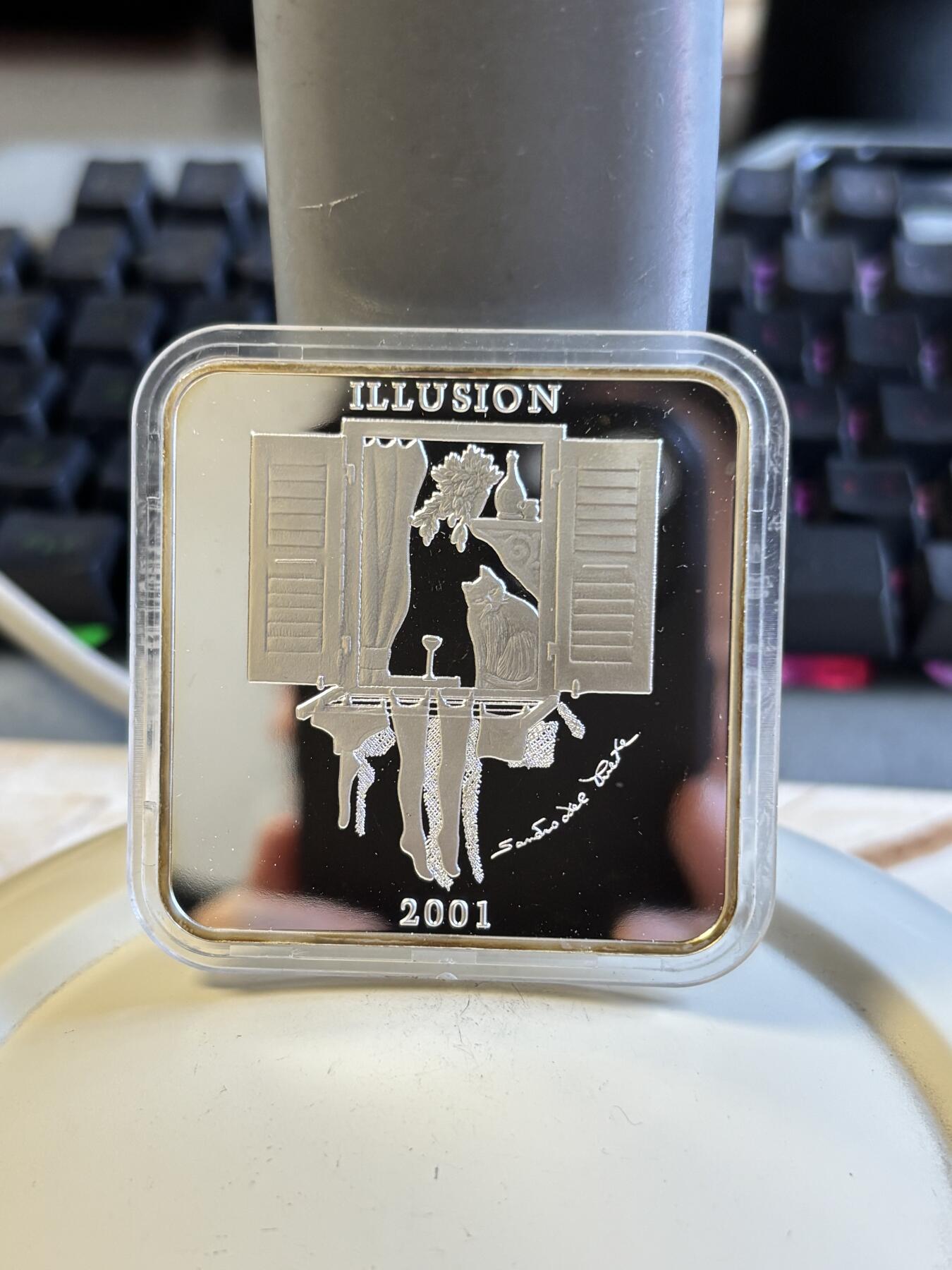 第197期拍卖 赞比亚2001年抽象画橱窗里的猫方型精制纪念银币，50克，999银，发行5000枚，塑料盒有瑕疵，币有氧化