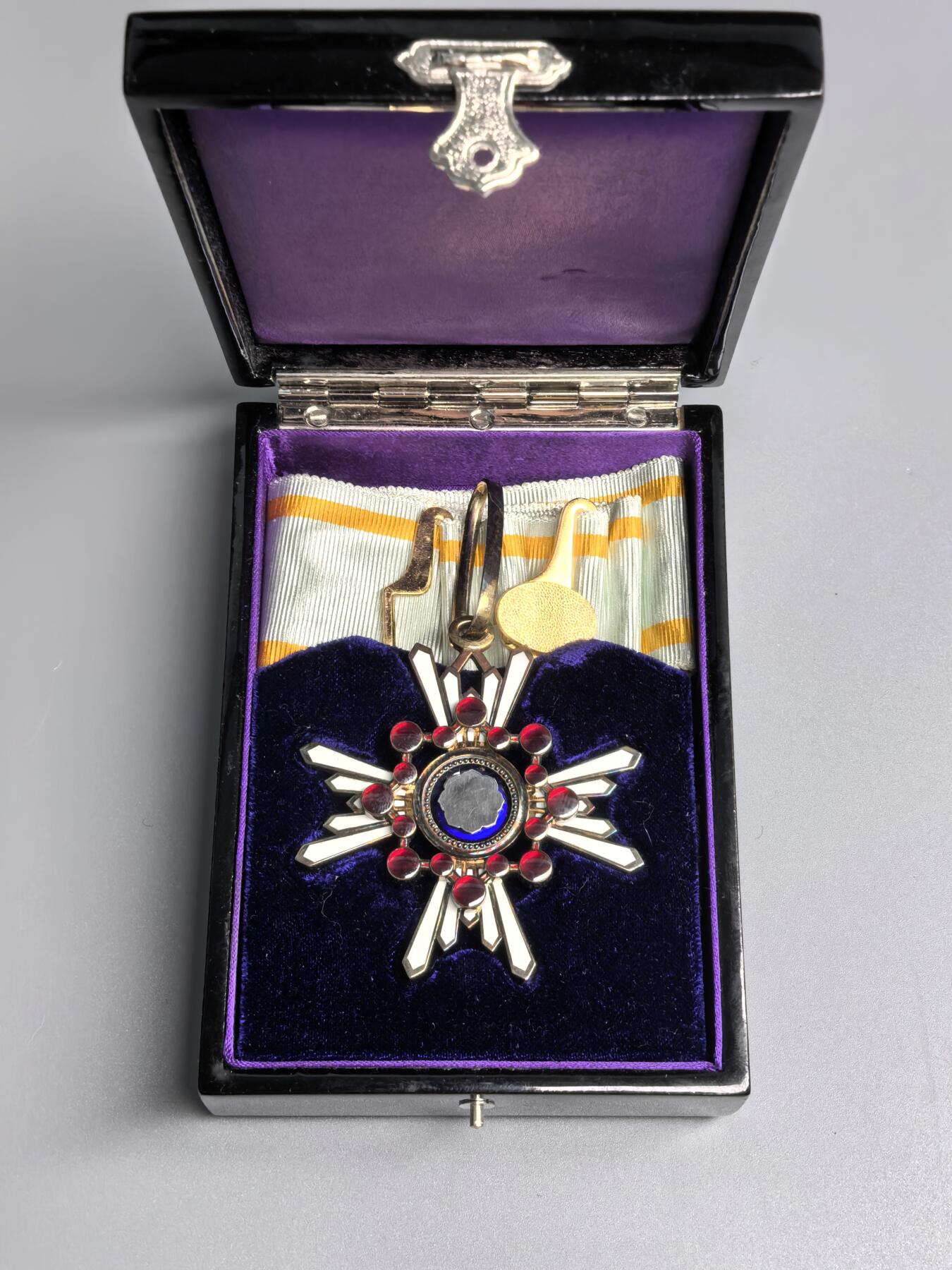 小驴勋章奖章收藏4月11日周六晚六点拍卖（珍爱和平，收藏战争，铭记历史，勿忘国耻，忠党爱国。有偿代拍，送拍规则在简介最后，参拍须阅读规则后再参拍，关系到运费包装发货时效真假辨别等关键信息，拍卖时不再发原图，看大图店主微信码在拍卖店铺介绍里） 勋三等瑞宝章带大漆盒，银质七宝烧