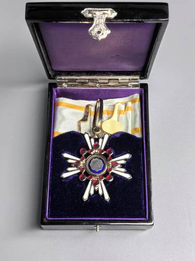 小驴勋章奖章收藏4月11日周六晚六点拍卖（珍爱和平，收藏战争，铭记历史，勿忘国耻，忠党爱国。有偿代拍，送拍规则在简介最后，参拍须阅读规则后再参拍，关系到运费包装发货时效真假辨别等关键信息，拍卖时不再发原图，看大图店主微信码在拍卖店铺介绍里） - 勋三等瑞宝章带大漆盒，银质七宝烧