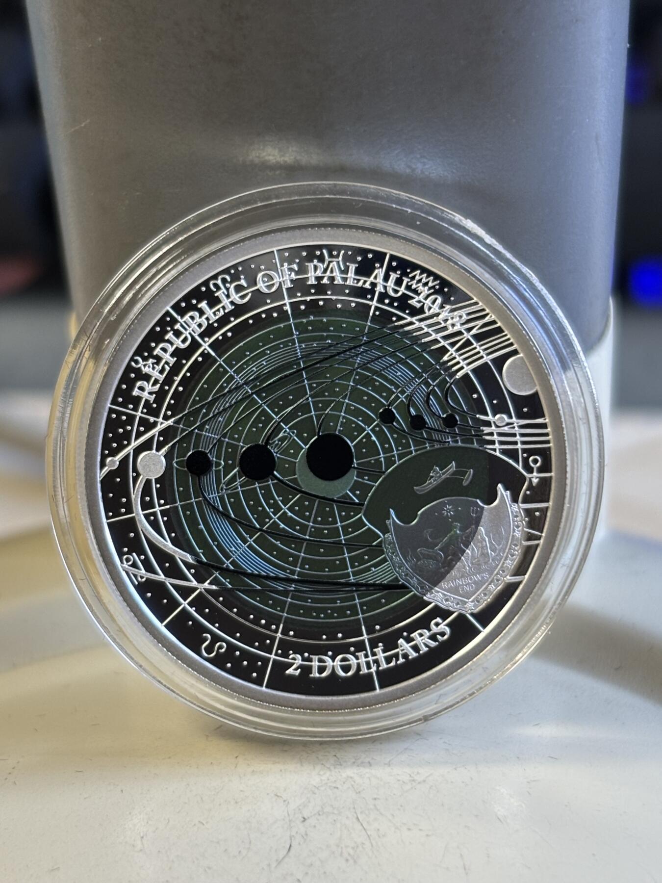 第197期拍卖 帕劳2018年太阳系系列2天王星镶蓝色铌金属彩银币，金属:999银/998铌，重量:15克(8.3克银/6.7克铌），直径:30毫米，发行：3000枚