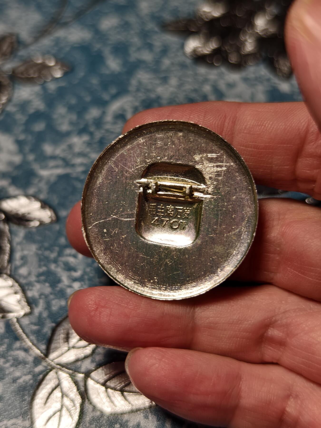 抚柳草堂-第二十四期章牌钱币  奖章勋章 满百包邮 放漏专场 六七十年代 毛主席像章 银框红心厚重版   直径39mm  品相不错