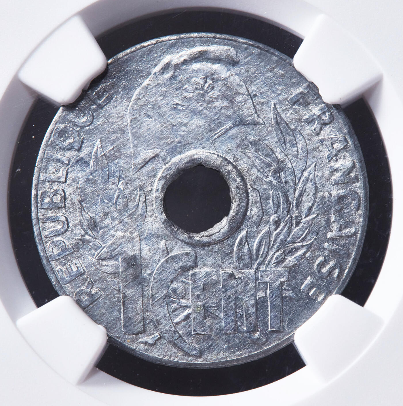 【俄甄集藏】满园春色-2026年(051)04-22星期三 晚 19:30 全场包邮 法属印度支那1941年帽圈版中孔1分锌币，NGC MS63，MS状态难得