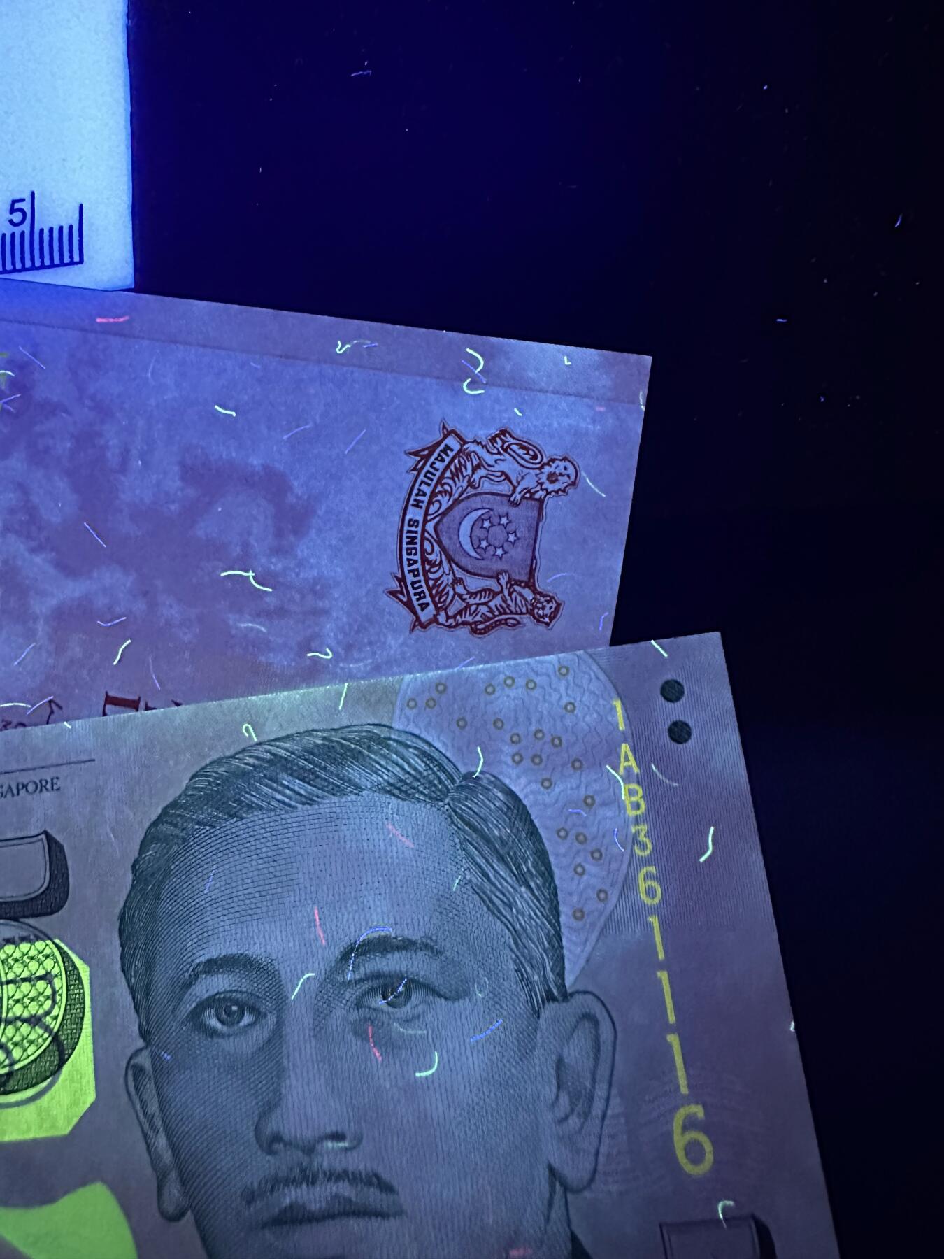 《外钞收藏家》第六百二十六期（精品场）（长期征集拍品、欢迎藏友们联系合作） 新加坡2（2000千禧年纪念钞）+5+10元三张纸钞版	UNC  2元有黄点 其他有潮