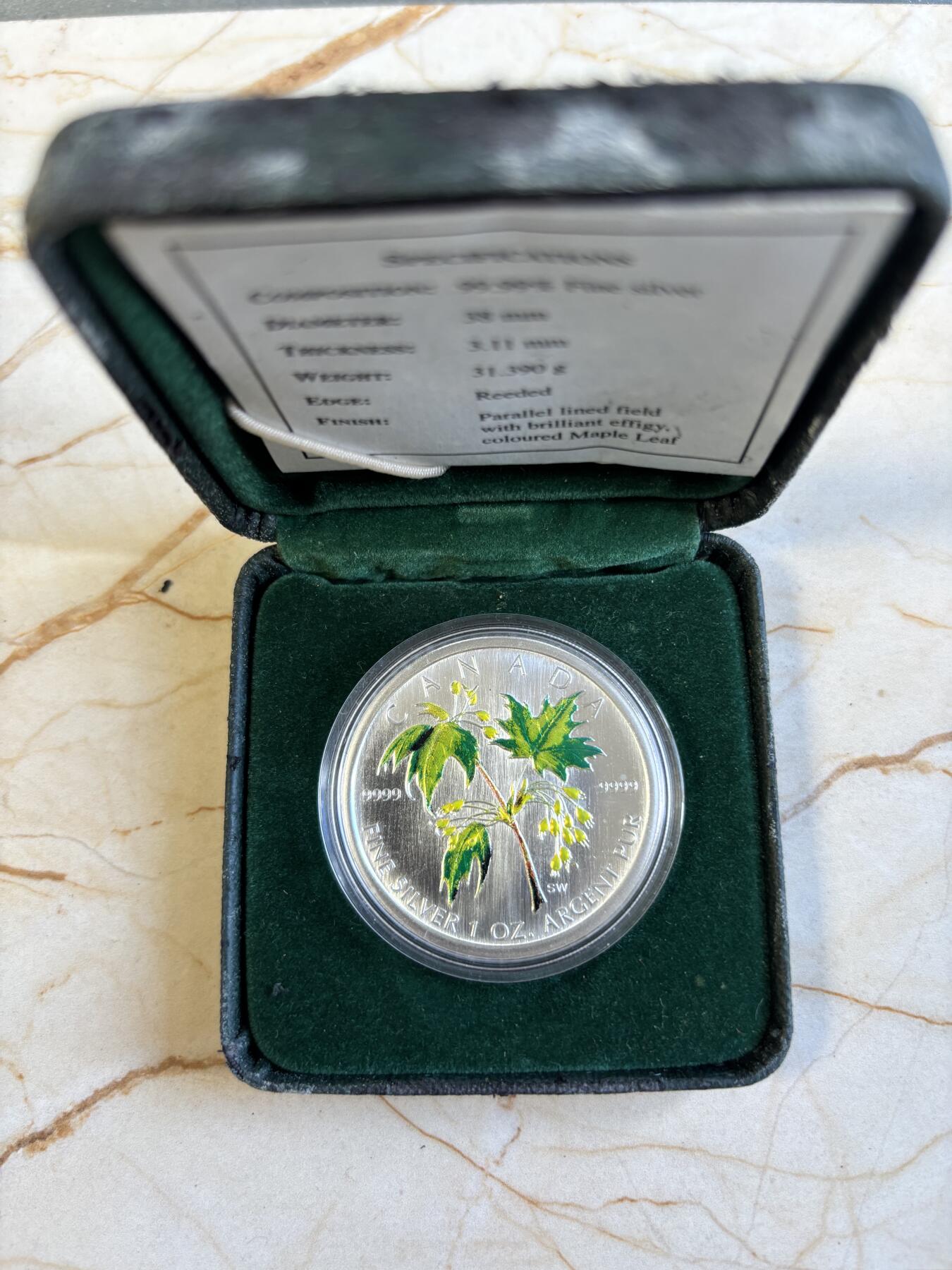 第197期拍卖 加拿大2003年5加元 “枫叶” 9999银 1盎司 局部彩色银币 发行量：3万5千枚 盒证全，塑料盒有脱皮银价584