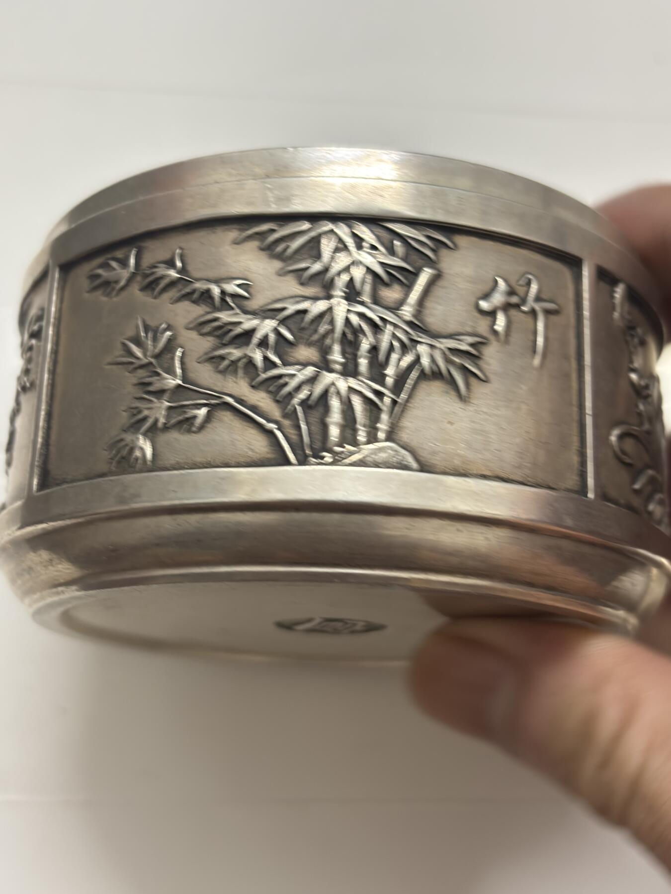 文馨钱币收藏第 299 场，长期接代拍业务 国外回流梅兰竹菊四君子罐子，朋友当银器买的，我这边没有鉴定仪器未知是否银器，需自行定义，图各方面细节都拍了，重 568.5 克