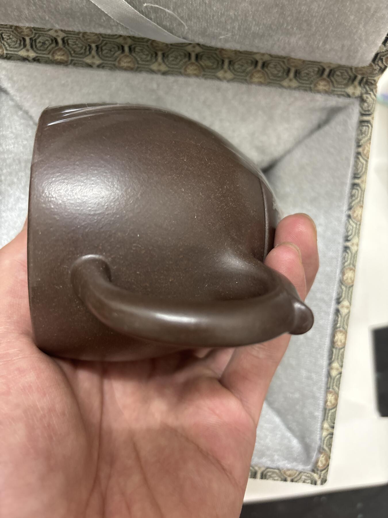 文馨钱币收藏第 299 场，长期接代拍业务 高档邵美华大师紫砂壶带收藏证书，签名，原袋礼盒包装一个，收藏价值和用途都很有意义，上次那个拍的确实大漏