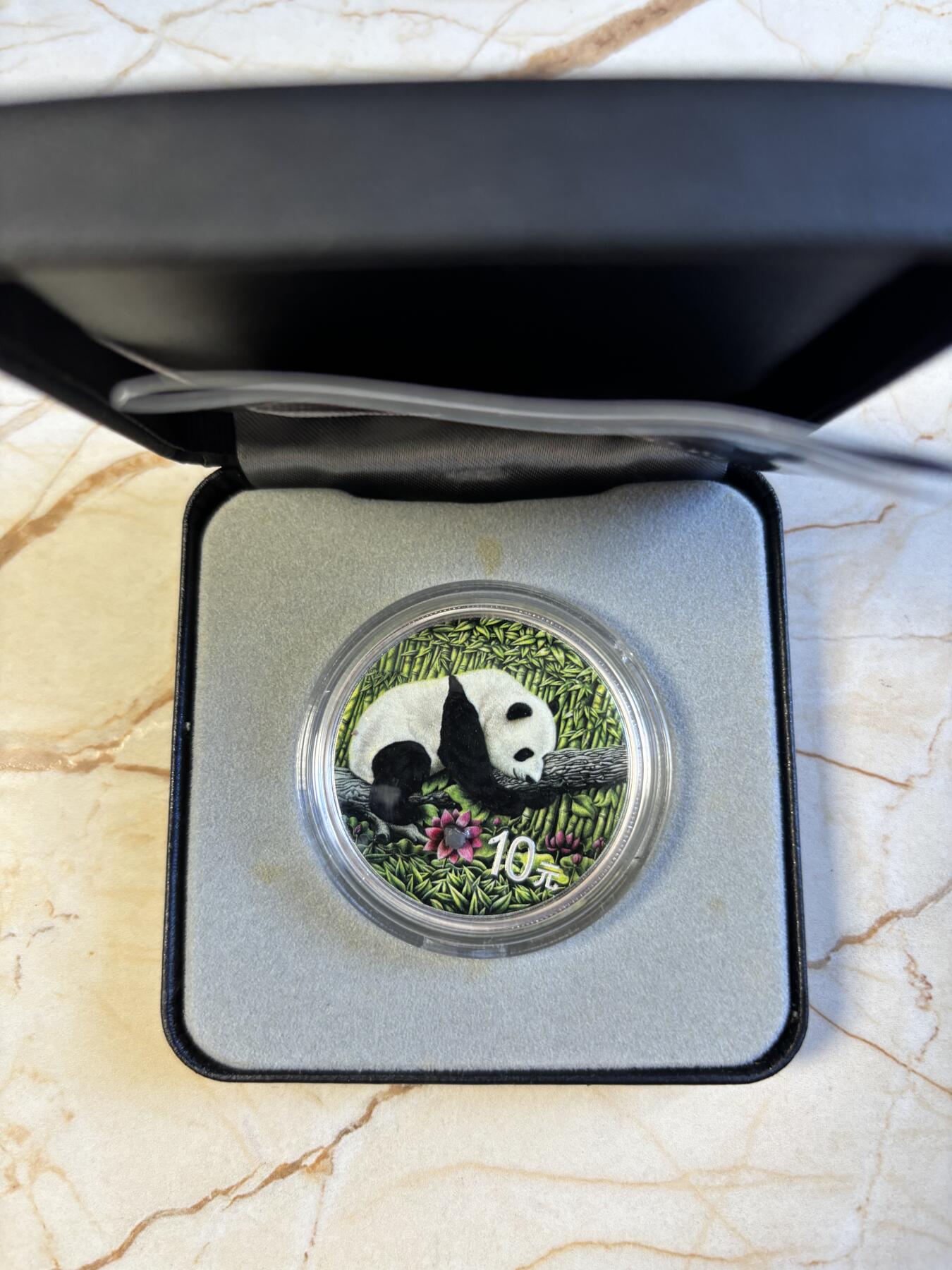 第197期拍卖 中国2016年熊猫镶嵌南丹陨石30克彩色纪念银币，999银，30克，发行量1000枚