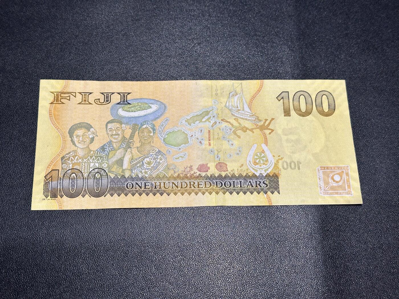 《外钞收藏家》第六百二十六期（精品场）（长期征集拍品、欢迎藏友们联系合作） 斐济100元 首发冠 全新UNC AU品相 金马号