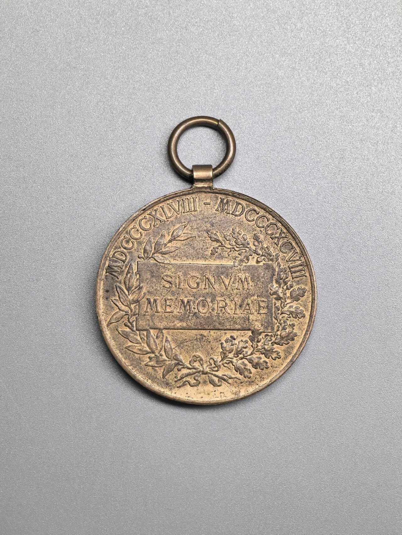 小驴勋章奖章收藏4月11日周六晚六点拍卖（珍爱和平，收藏战争，铭记历史，勿忘国耻，忠党爱国。有偿代拍，送拍规则在简介最后，参拍须阅读规则后再参拍，关系到运费包装发货时效真假辨别等关键信息，拍卖时不再发原图，看大图店主微信码在拍卖店铺介绍里）