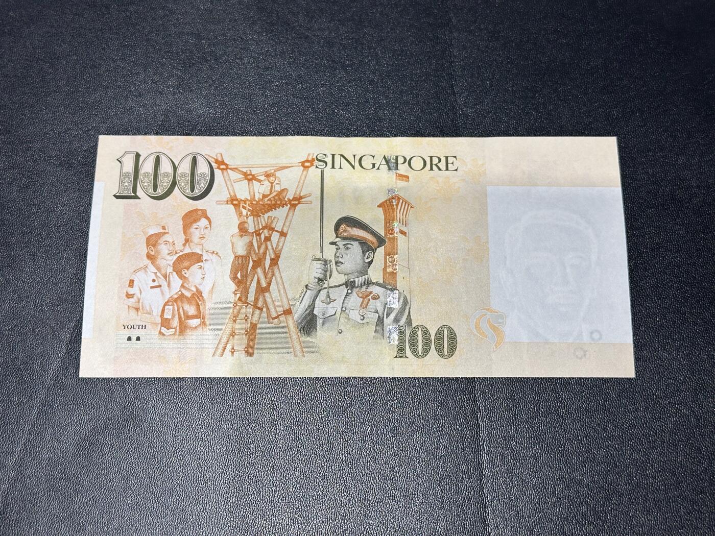 《外钞收藏家》第六百二十六期（精品场）（长期征集拍品、欢迎藏友们联系合作） 新加坡人像纸币版100元 全新UNC