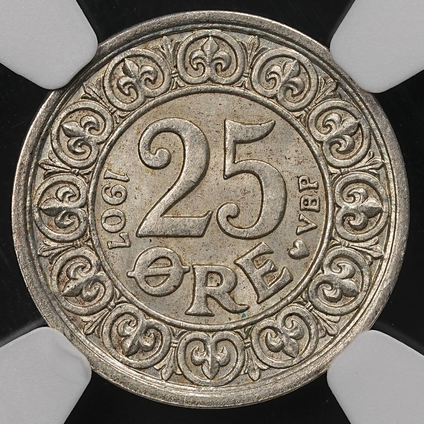 修遠堂世界钱币第111期 NGC MS64 1907年丹麦25欧尔银币