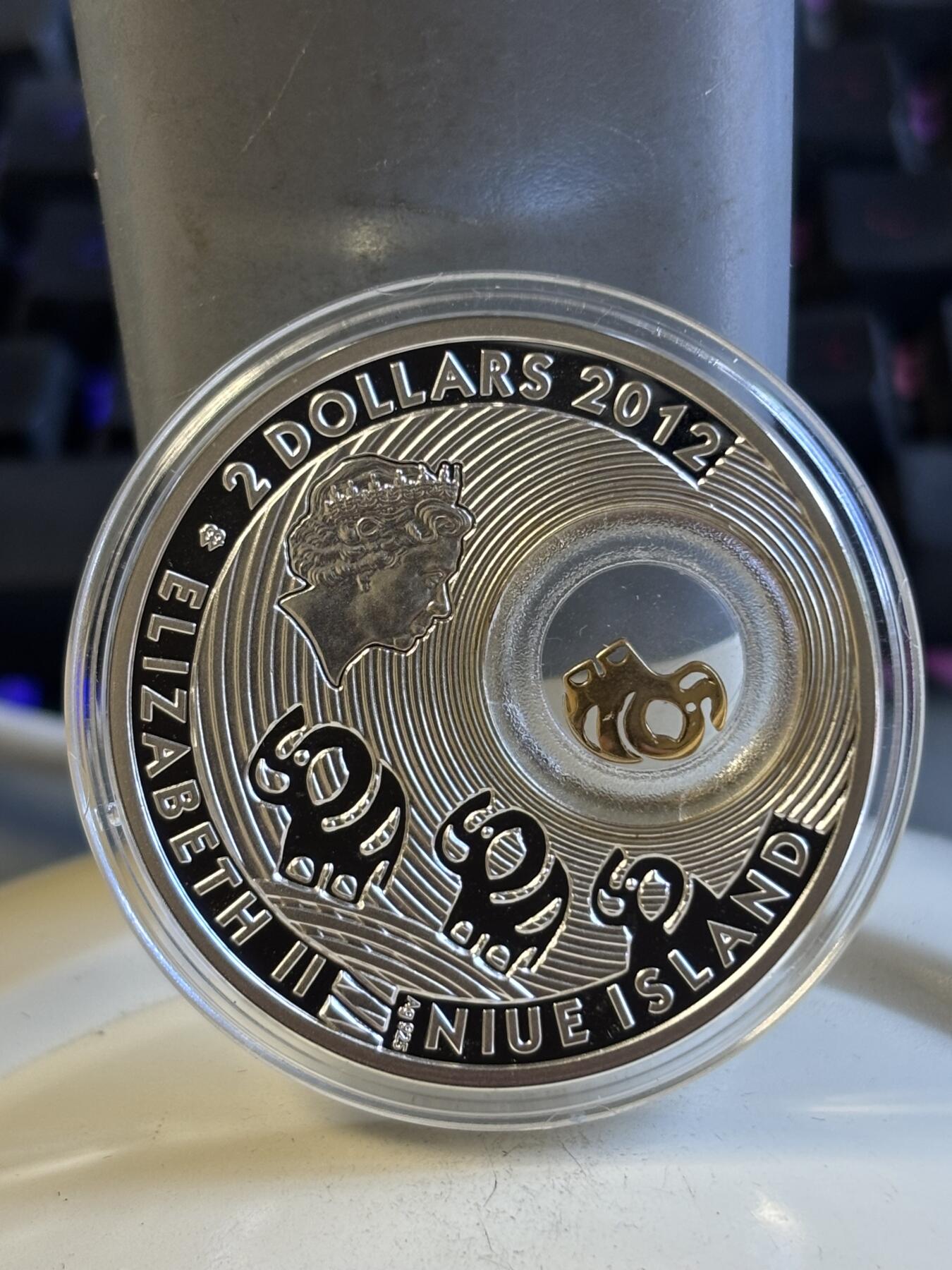 第197期拍卖 库克2009年马泰伊科名画韦尔内霍拉镶嵌天然珍珠银币，925银镶嵌珍珠，25克，30*38毫米，塑料盒有裂痕