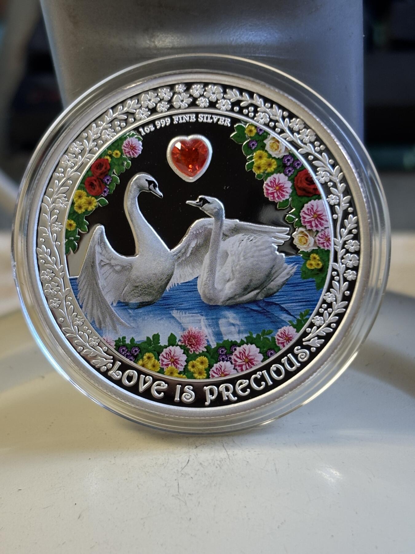 第197期拍卖 纽埃2023年珍贵的爱情系列天鹅镶嵌水晶彩色银币，999银，发行3000枚
