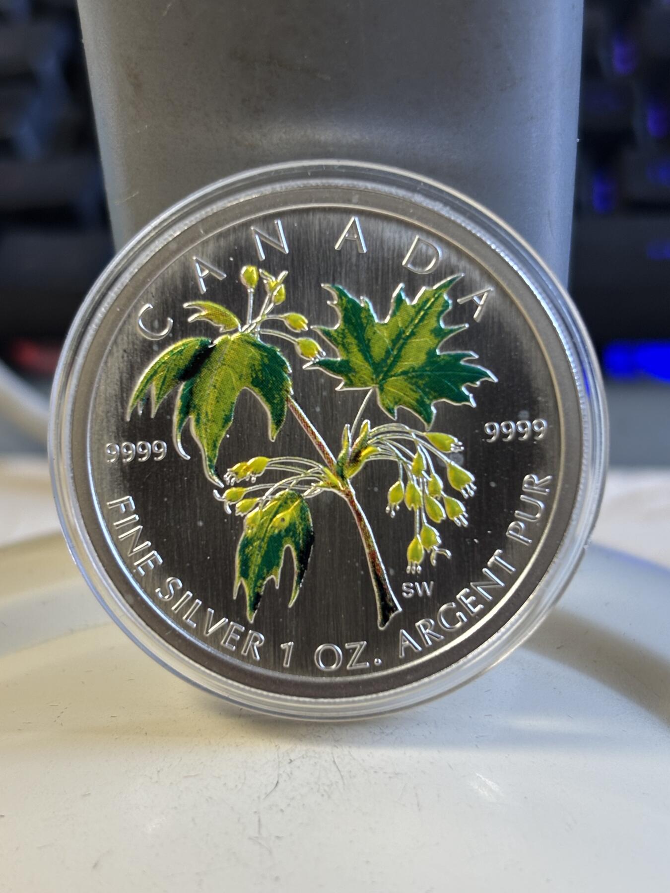 第197期拍卖 加拿大2003年5加元 “枫叶” 9999银 1盎司 局部彩色银币 发行量：3万5千枚 盒证全，塑料盒有脱皮银价584