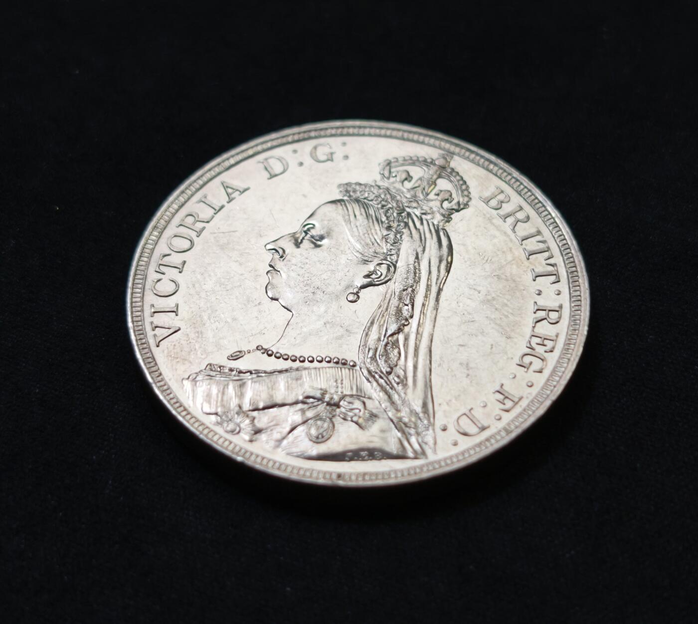 甄臻铺-世界币章拍卖（第59期），甄品场拍品征集中，送拍享返佣金等优惠多多 英国1887年维多利亚高冠马剑，细节不错还有浅浅转光 unc状态