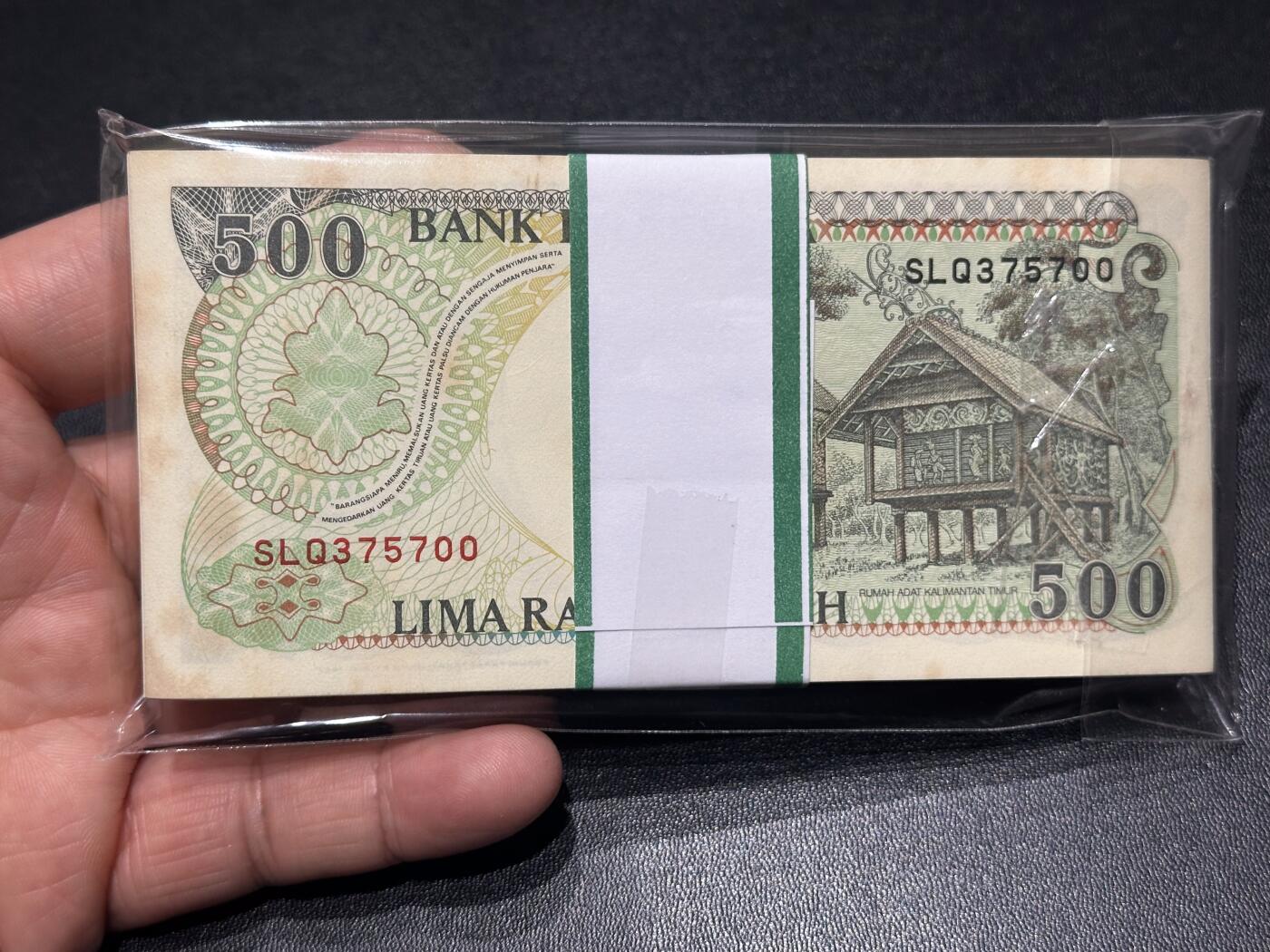 《外钞收藏家》第六百二十六期（精品场）（长期征集拍品、欢迎藏友们联系合作） 印度尼西亚1992年500卢比一刀百连（珍惜动物红毛猩猩，含豹子号） 前后一些有黄斑 中间还好