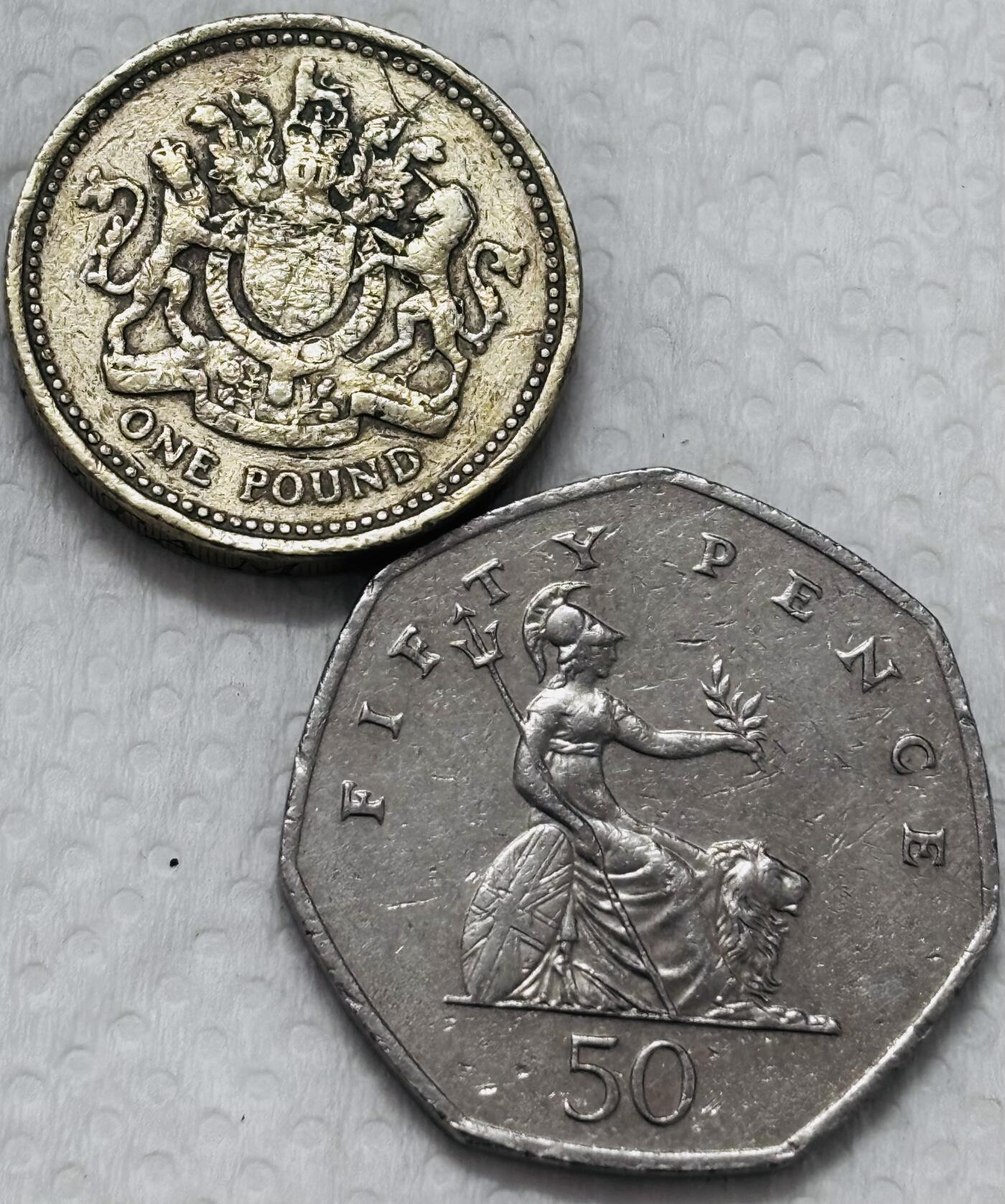 文馨钱币收藏第 299 场，长期接代拍业务 老版英国 1 英镑 50 便士 2 枚