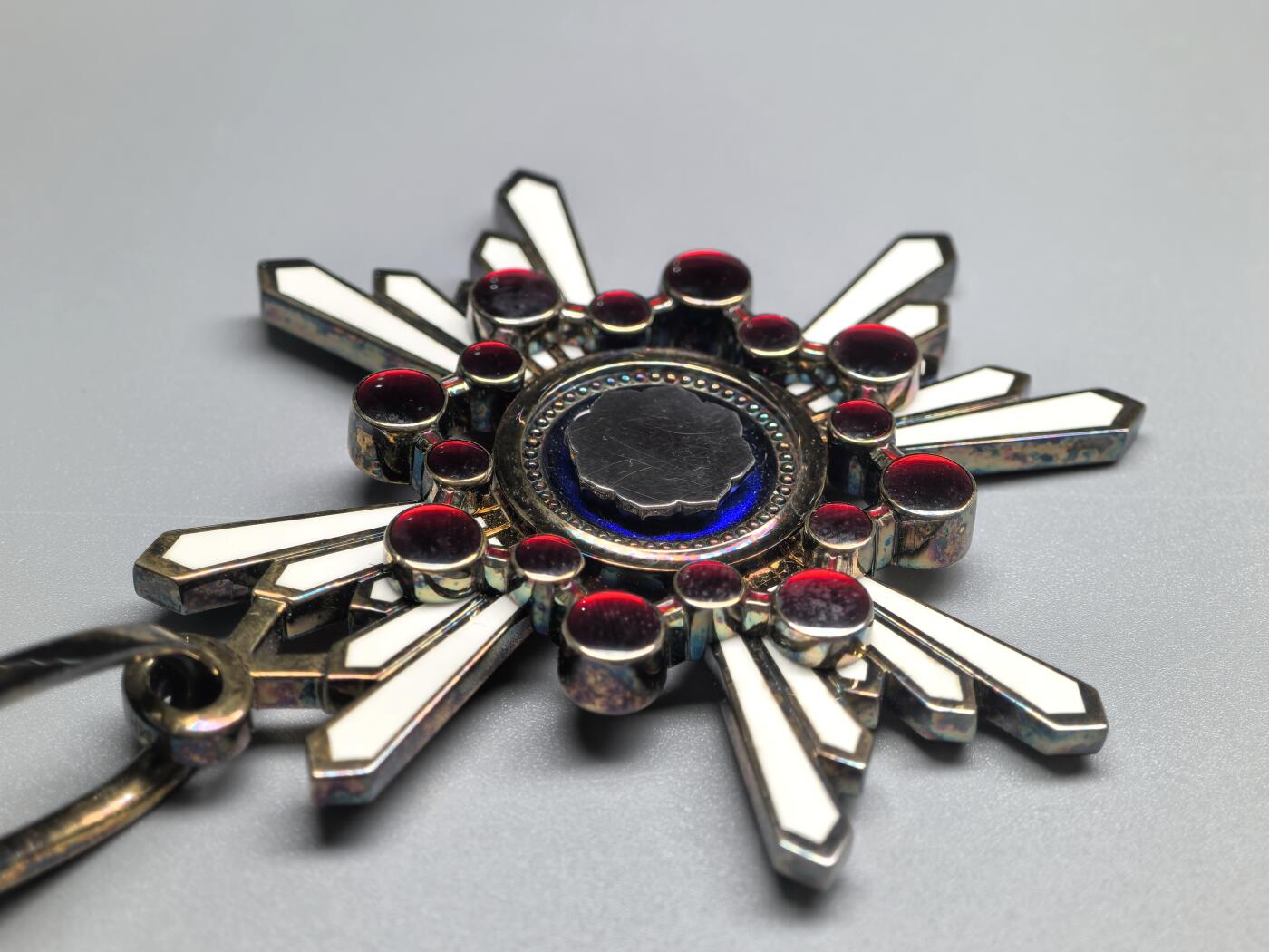 小驴勋章奖章收藏4月11日周六晚六点拍卖（珍爱和平，收藏战争，铭记历史，勿忘国耻，忠党爱国。有偿代拍，送拍规则在简介最后，参拍须阅读规则后再参拍，关系到运费包装发货时效真假辨别等关键信息，拍卖时不再发原图，看大图店主微信码在拍卖店铺介绍里） 勋三等瑞宝章带大漆盒，银质七宝烧