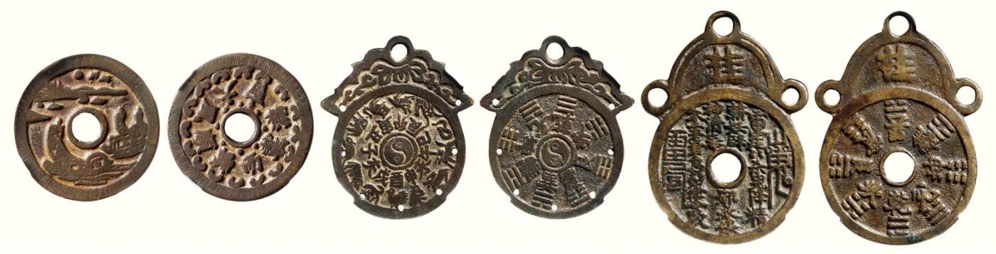 中贸圣佳2026四季・迎春拍卖会 六盈堂藏泉 钱币 证章 卡牌专场 山鬼挂花、十二生肖挂花、顺风大吉花钱一组三枚 直径1:43.6mm；厚1:2.7mm；直径2:54.9mm；厚2:1.4mm；直径3:69.6mm；厚3:2.9mm