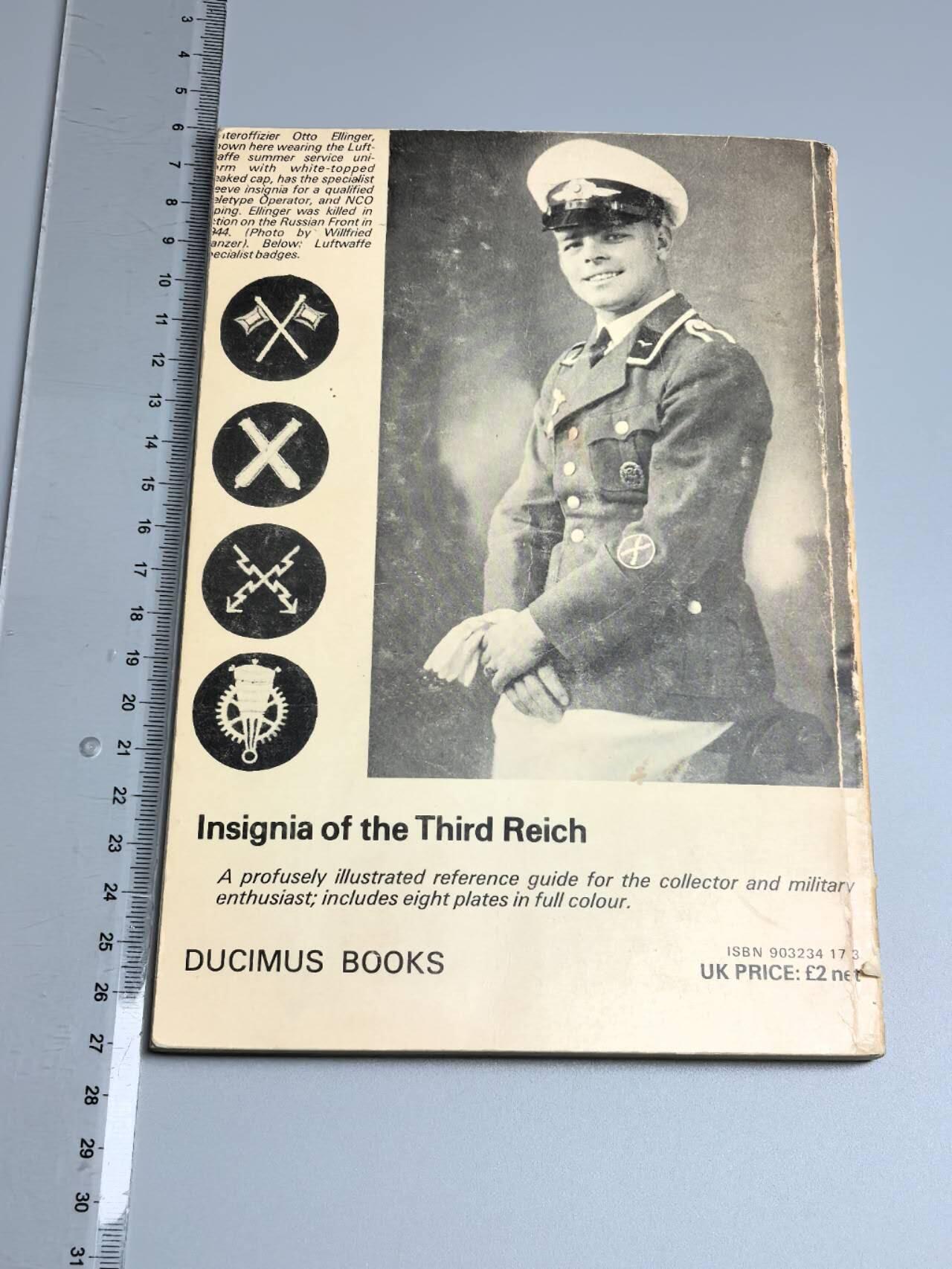 小驴勋章奖章收藏4月11日周六晚六点拍卖（珍爱和平，收藏战争，铭记历史，勿忘国耻，忠党爱国。有偿代拍，送拍规则在简介最后，参拍须阅读规则后再参拍，关系到运费包装发货时效真假辨别等关键信息，拍卖时不再发原图，看大图店主微信码在拍卖店铺介绍里） 得三的徽章布质胸章与标识，全书系统收录了得三(1933-1945）所有组织的布质徽章与标识