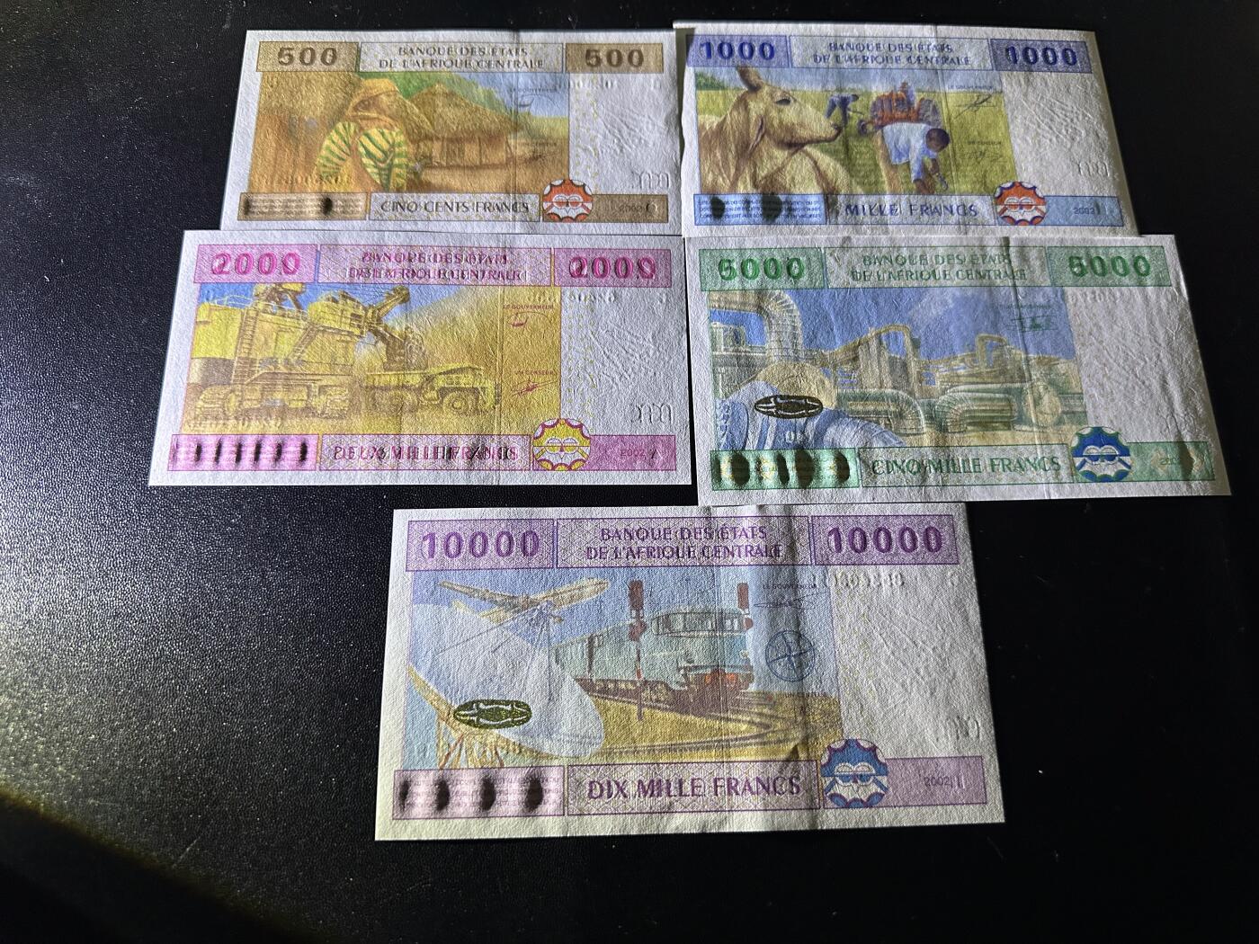 《外钞收藏家》第六百二十六期（精品场）（长期征集拍品、欢迎藏友们联系合作） 中非共同体2002年5张1套（500-1万法郎C字母乍得少见，其中2000是555豹子号）	UNC