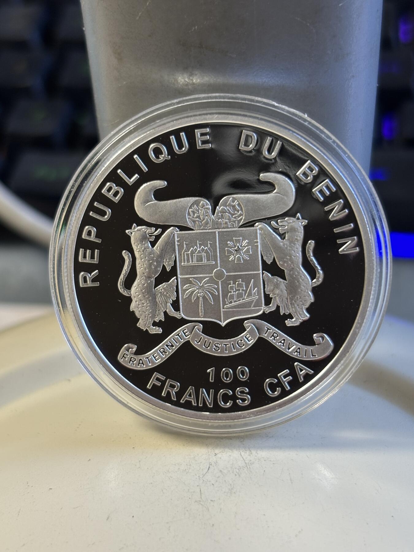 第197期拍卖 贝宁2011美丽的情人红玫瑰带香味合金彩色镀银币，铜镍镀银，27克，发行2500枚