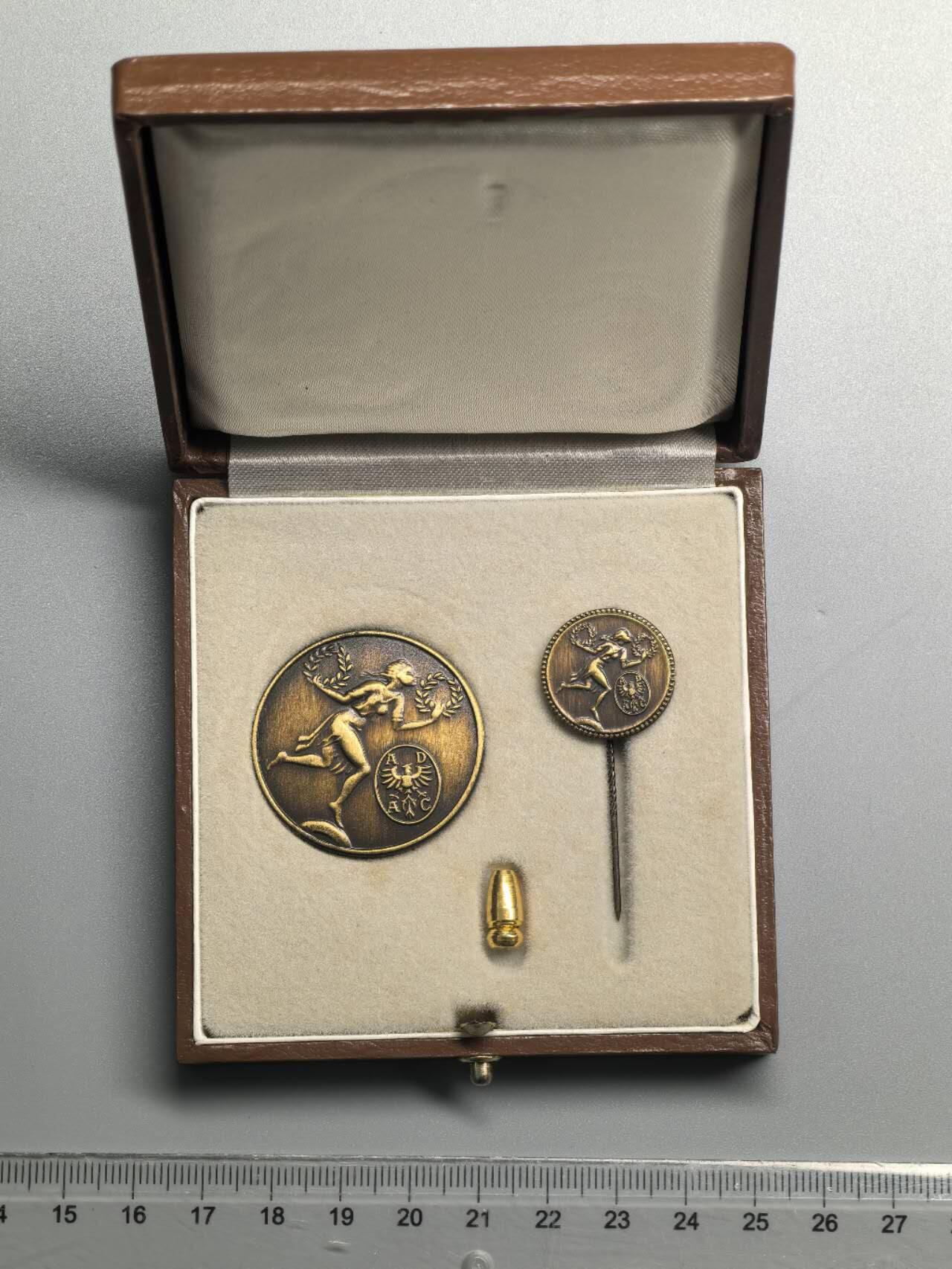 小驴勋章奖章收藏4月11日周六晚六点拍卖（珍爱和平，收藏战争，铭记历史，勿忘国耻，忠党爱国。有偿代拍，送拍规则在简介最后，参拍须阅读规则后再参拍，关系到运费包装发货时效真假辨别等关键信息，拍卖时不再发原图，看大图店主微信码在拍卖店铺介绍里） 德国ADAC汽车协会纪念章带盒