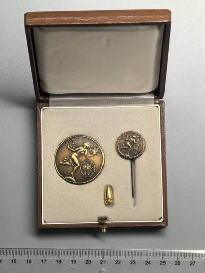 小驴勋章奖章收藏4月11日周六晚六点拍卖（珍爱和平，收藏战争，铭记历史，勿忘国耻，忠党爱国。有偿代拍，送拍规则在简介最后，参拍须阅读规则后再参拍，关系到运费包装发货时效真假辨别等关键信息，拍卖时不再发原图，看大图店主微信码在拍卖店铺介绍里） - 德国ADAC汽车协会纪念章带盒