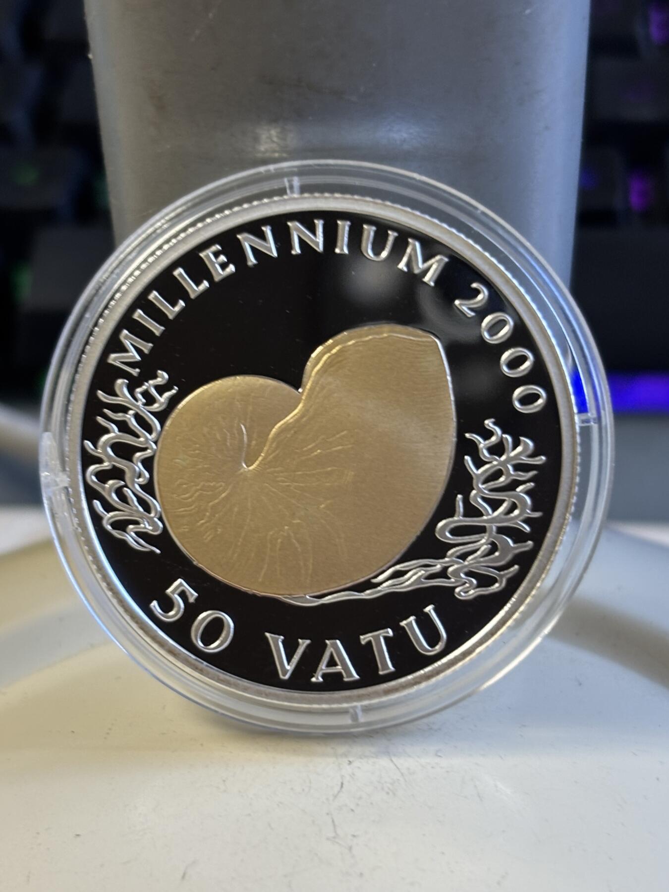 第197期拍卖 瓦努阿图2000年千禧年镀金纪念银币，1盎司925银镀金，塑料盒有破