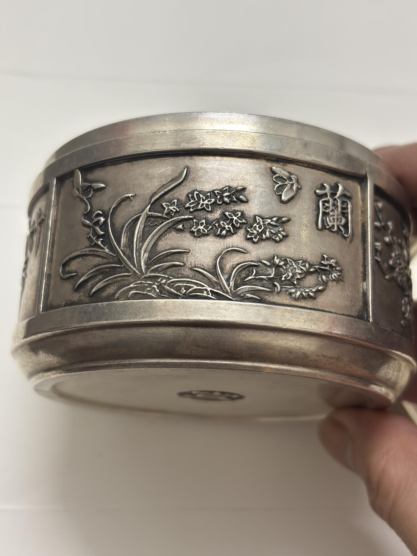 文馨钱币收藏第 299 场，长期接代拍业务 国外回流梅兰竹菊四君子罐子，朋友当银器买的，我这边没有鉴定仪器未知是否银器，需自行定义，图各方面细节都拍了，重 568.5 克