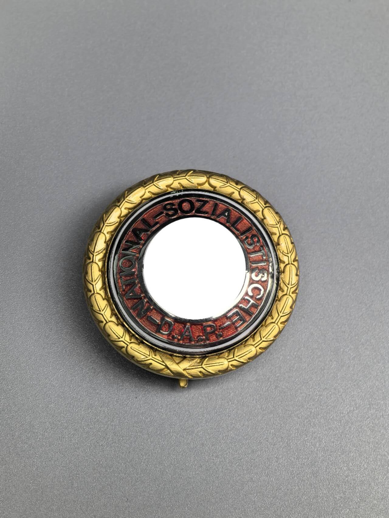 小驴勋章奖章收藏4月11日周六晚六点拍卖（珍爱和平，收藏战争，铭记历史，勿忘国耻，忠党爱国。有偿代拍，送拍规则在简介最后，参拍须阅读规则后再参拍，关系到运费包装发货时效真假辨别等关键信息，拍卖时不再发原图，看大图店主微信码在拍卖店铺介绍里） 现代工艺品 NSDAPAH金党徽 非原品