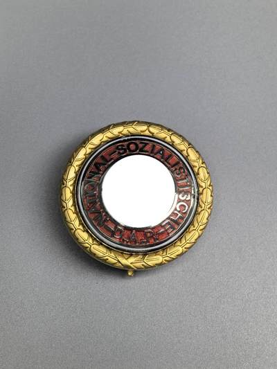 小驴勋章奖章收藏4月11日周六晚六点拍卖（珍爱和平，收藏战争，铭记历史，勿忘国耻，忠党爱国。有偿代拍，送拍规则在简介最后，参拍须阅读规则后再参拍，关系到运费包装发货时效真假辨别等关键信息，拍卖时不再发原图，看大图店主微信码在拍卖店铺介绍里） - 现代工艺品 NSDAPAH金党徽 非原品