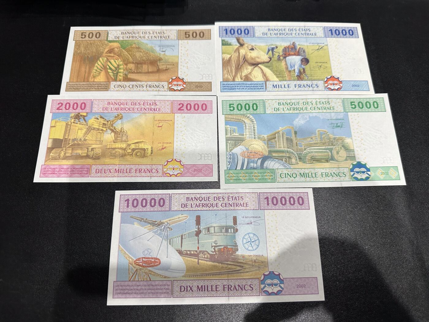 《外钞收藏家》第六百二十六期（精品场）（长期征集拍品、欢迎藏友们联系合作） 中非共同体2002年5张1套（500-1万法郎C字母乍得少见，其中2000是555豹子号）	UNC