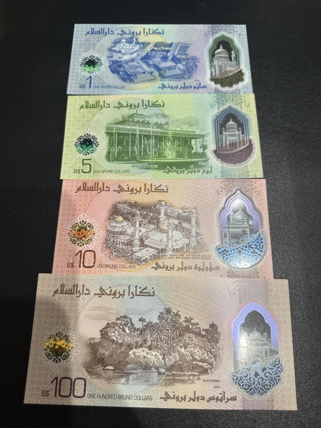 《外钞收藏家》第六百二十六期（精品场）（长期征集拍品、欢迎藏友们联系合作） 文莱2026年1/5/10/100新版四张尾号后二98相同（其中1/5是E1首发字冠）	UNC