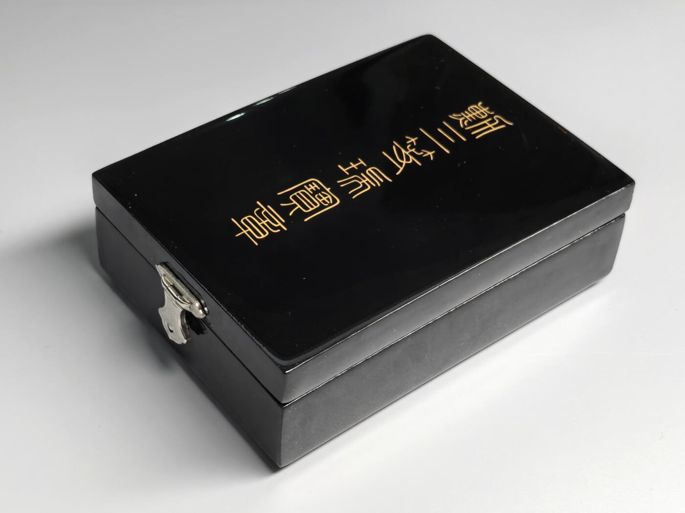 小驴勋章奖章收藏4月11日周六晚六点拍卖（珍爱和平，收藏战争，铭记历史，勿忘国耻，忠党爱国。有偿代拍，送拍规则在简介最后，参拍须阅读规则后再参拍，关系到运费包装发货时效真假辨别等关键信息，拍卖时不再发原图，看大图店主微信码在拍卖店铺介绍里） 勋三等瑞宝章带大漆盒，银质七宝烧