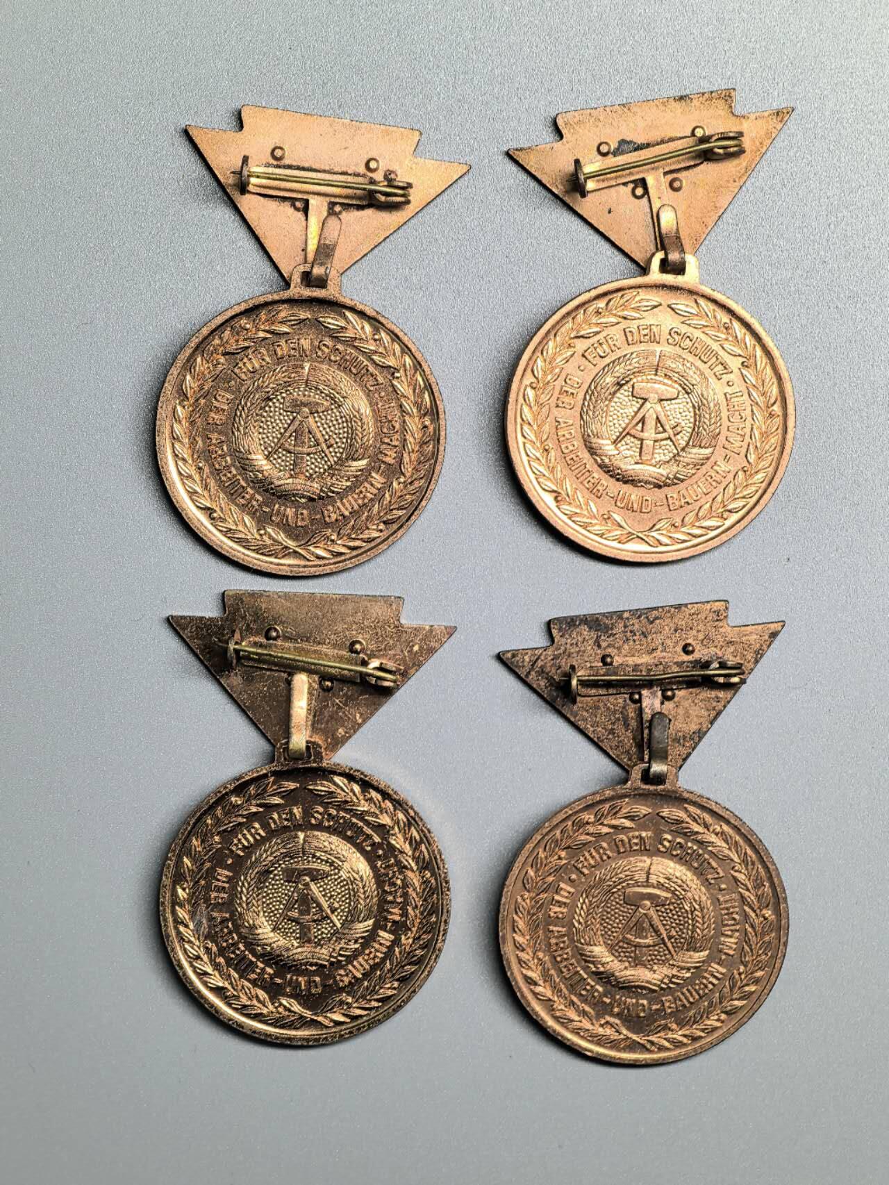 小驴勋章奖章收藏4月11日周六晚六点拍卖（珍爱和平，收藏战争，铭记历史，勿忘国耻，忠党爱国。有偿代拍，送拍规则在简介最后，参拍须阅读规则后再参拍，关系到运费包装发货时效真假辨别等关键信息，拍卖时不再发原图，看大图店主微信码在拍卖店铺介绍里） 东德人民团结会荣誉证章4个