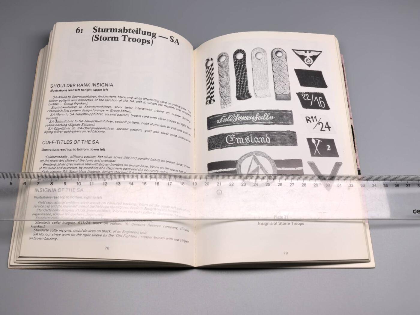 小驴勋章奖章收藏4月11日周六晚六点拍卖（珍爱和平，收藏战争，铭记历史，勿忘国耻，忠党爱国。有偿代拍，送拍规则在简介最后，参拍须阅读规则后再参拍，关系到运费包装发货时效真假辨别等关键信息，拍卖时不再发原图，看大图店主微信码在拍卖店铺介绍里） 得三的徽章布质胸章与标识，全书系统收录了得三(1933-1945）所有组织的布质徽章与标识