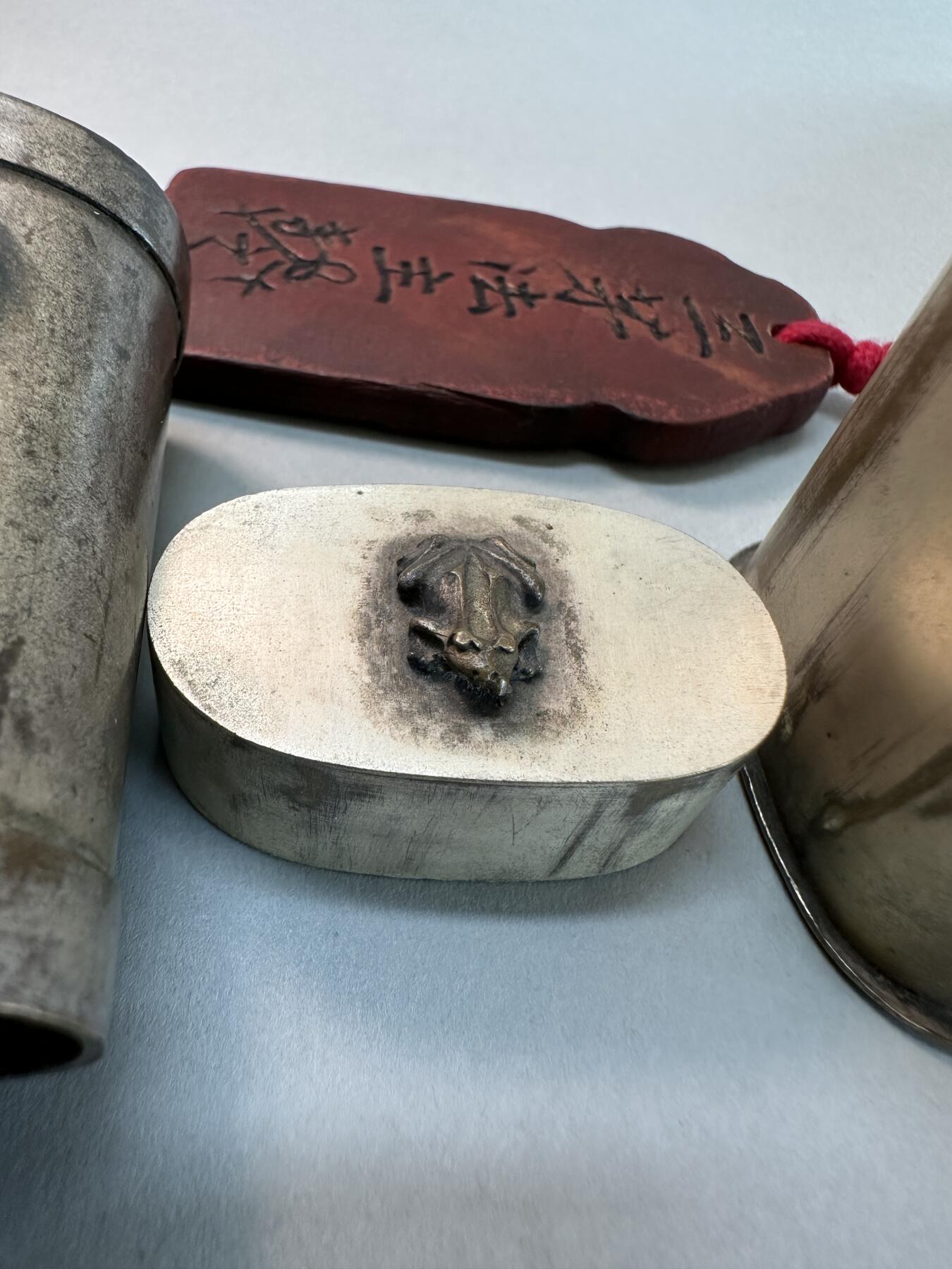 民国老白铜双侧高浮雕螭龙蛙钮多层腰圆形铜烟丝盒 传世良美品 民俗文玩雅器