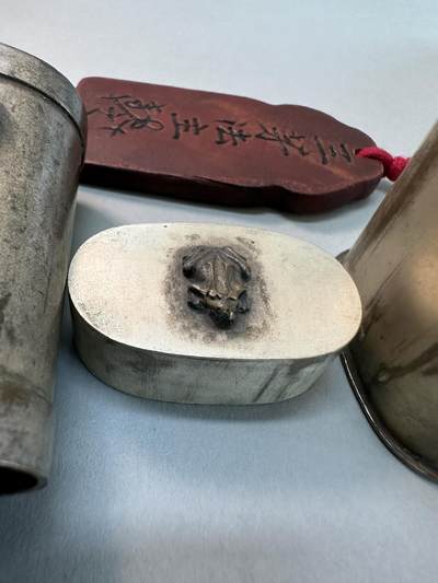 清-民国-建国｜老铜器专场.伍 民国老白铜双侧高浮雕螭龙蛙钮多层腰圆形铜烟丝盒